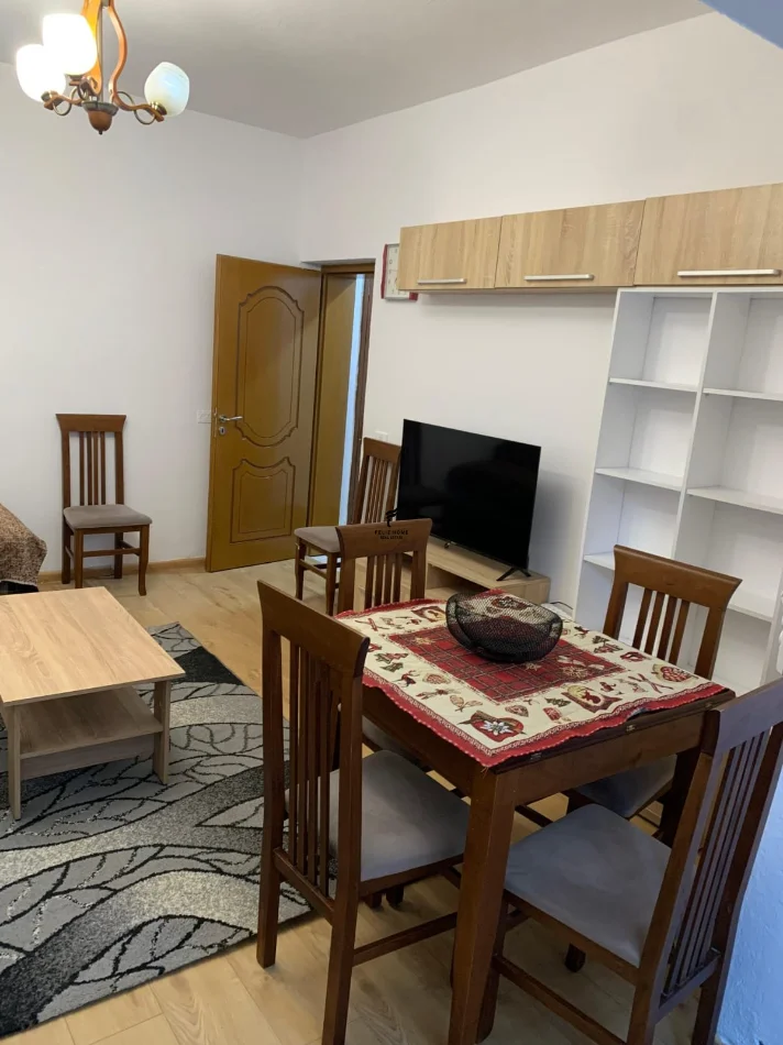 Tirane, jepet me qera apartament 2+1 Kati 1, 76 m² 550 € (PAZARI I RI)