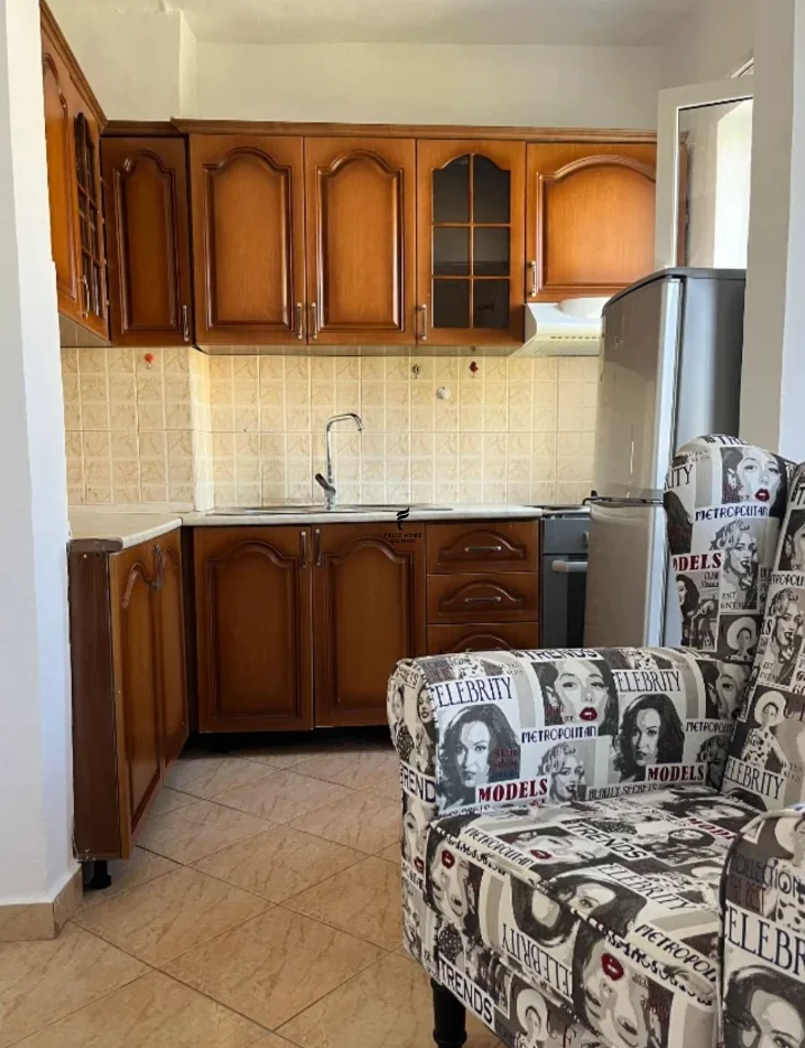 Tirane, jepet me qera apartament 1+1 Kati 4, 55 m² 450 € (XHAMLLIKU)