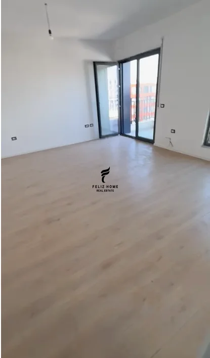 Tirane, jepet me qera ambjent biznesi Kati 9, 65 m² 600 € (BULEVARDI I RI)