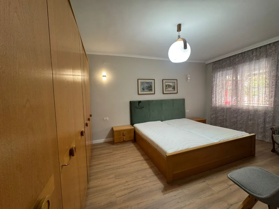 Tirane, jepet me qera apartament 1+1 Kati 1, 100 m² 900 € (BLLOKU)