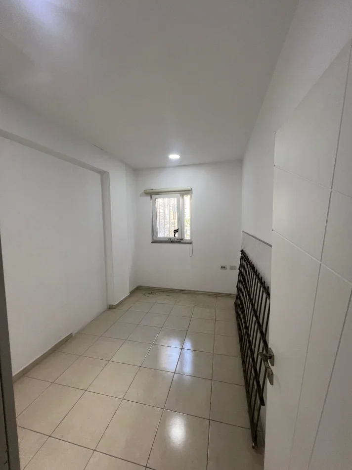 Tirane, jepet me qera zyre Kati 1, 90 m² 800 € (RRUGA E KAVAJES)