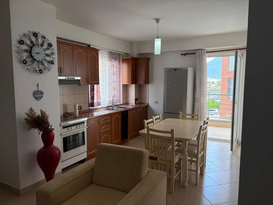 Tirane, jepet me qera apartament 2+1 Kati 3, 80 m² 550 € (JORDAN MISJA)