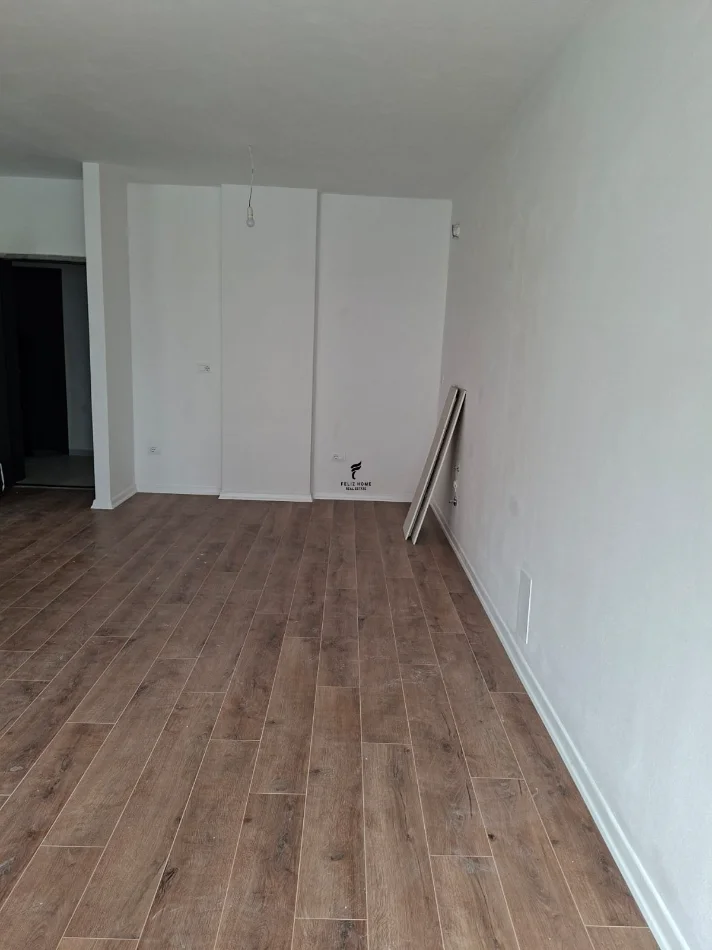 Tirane, jepet me qera zyre Kati 5, 72 m² 400 € (UNIVERS CITY)