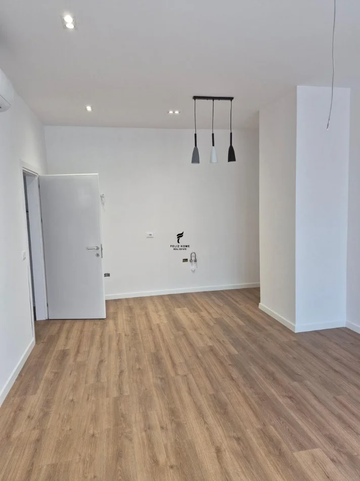 Tirane, jepet me qera zyre Kati 3, 65 m² 550 € (ISH DOGANA)