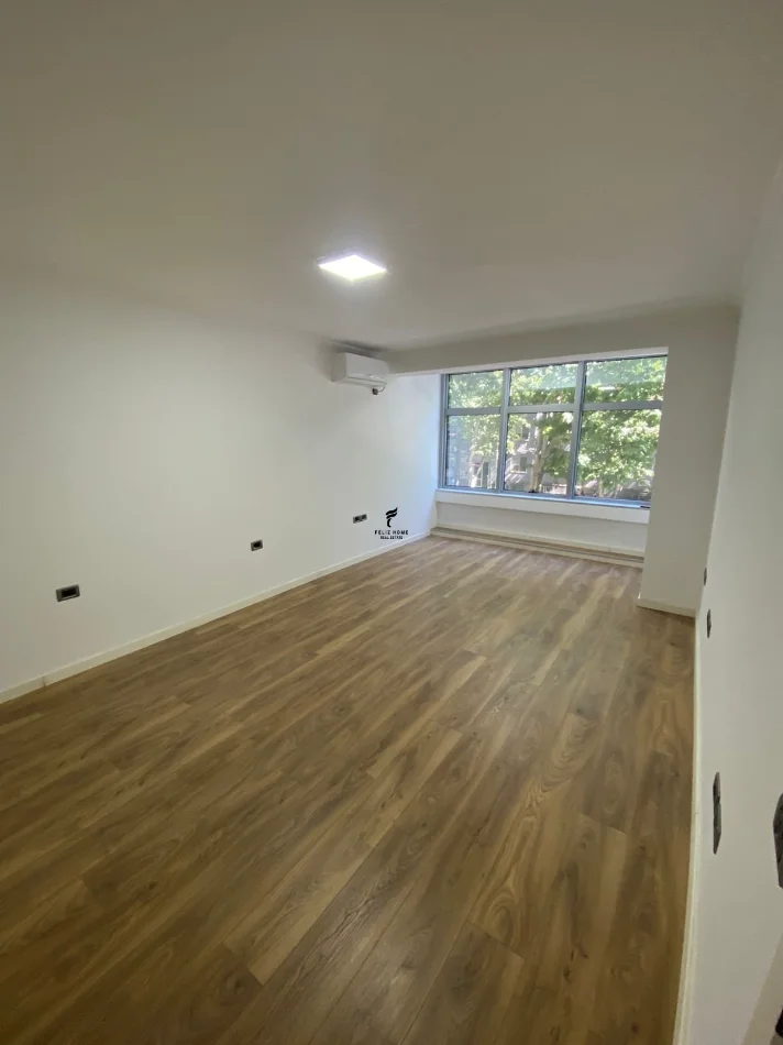 Tirane, jepet me qera zyre Kati 1, 80 m² 800 € (RRUGA E KAVAJES)