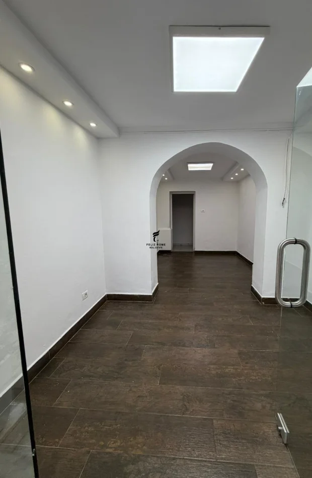 Tirane, jepet me qera dyqan Kati 0, 45 m² 650 € (SHESHI WILLSON)