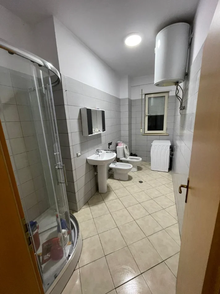 Tirane, jepet me qera apartament 1+1 Kati 5, 88 m² 600 € (LIQENI I THATE)