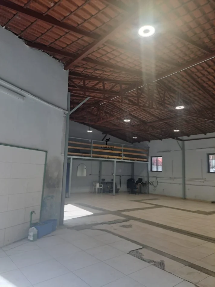Tirane, jepet me qera magazine , 200 m² 2.000 € (PAZARI I RI)