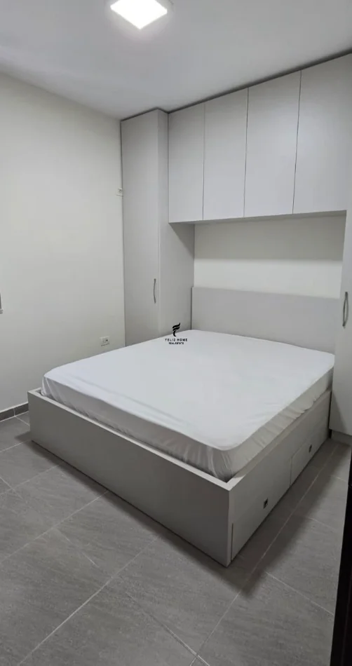 Tirane, jepet me qera apartament 1+1 Kati 4, 65 m² 550 € (KOMUNA E PARISIT)