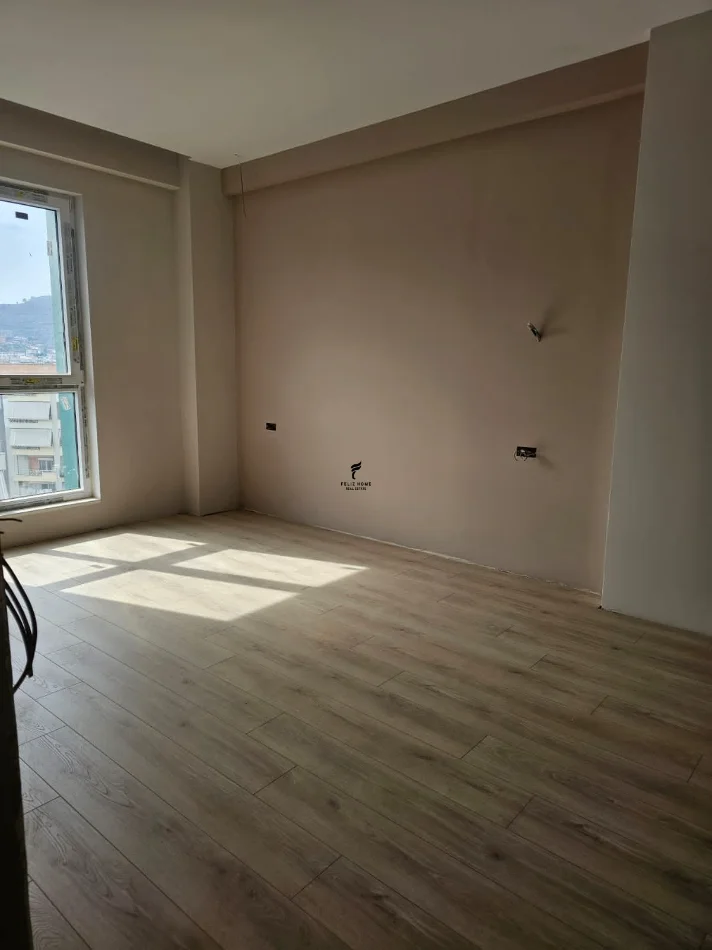 Tirane, jepet me qera zyre Kati 7, 86 m² 800 € (KOMUNA E PARISIT)