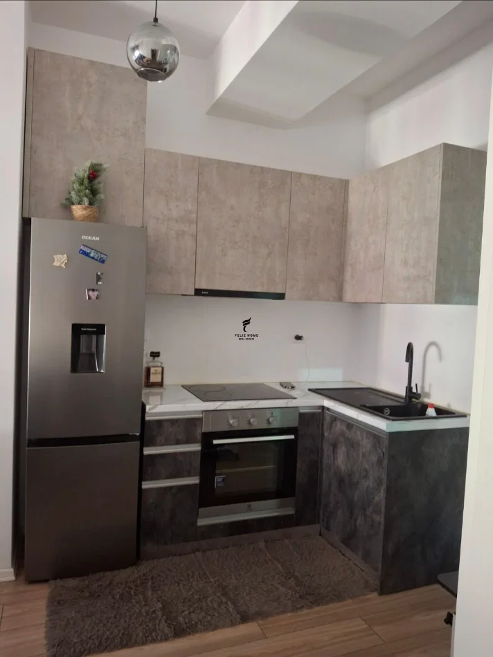 Tirane, jepet me qera apartament 1+1 Kati 8, 70 m² 500 € (ALI DEMI)
