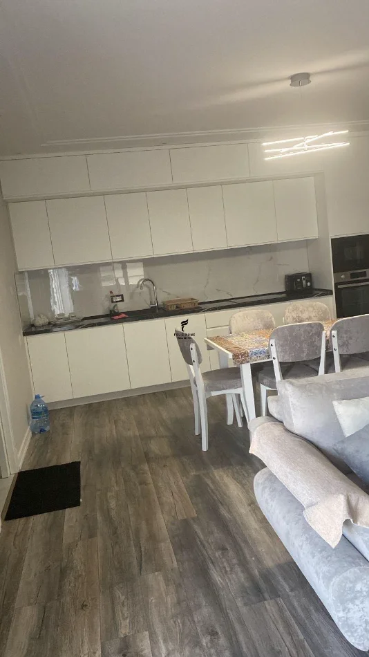 Tirane, jepet me qera apartament 1+1 Kati 2, 70 m² 650 € (PORCELANI)