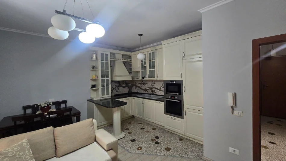 Tirane, jepet me qera apartament 1+1 Kati 3, 70 m² 650 € (KOMUNA E PARISIT)
