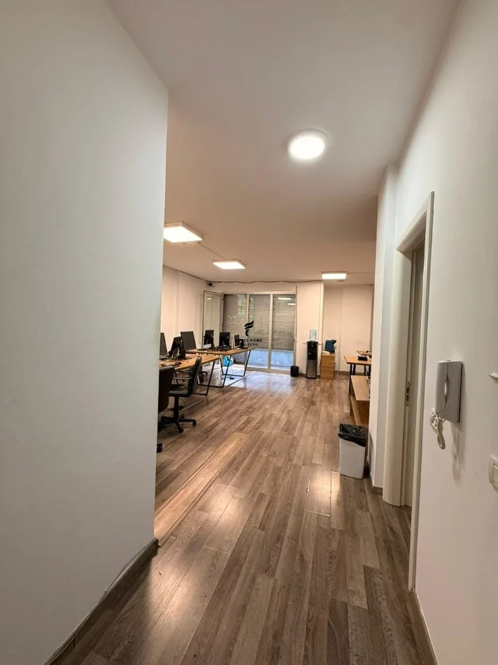 Tirane, jepet me qera zyre Kati 1, 100 m² 1.400 € (STADIUMI DINAMO)