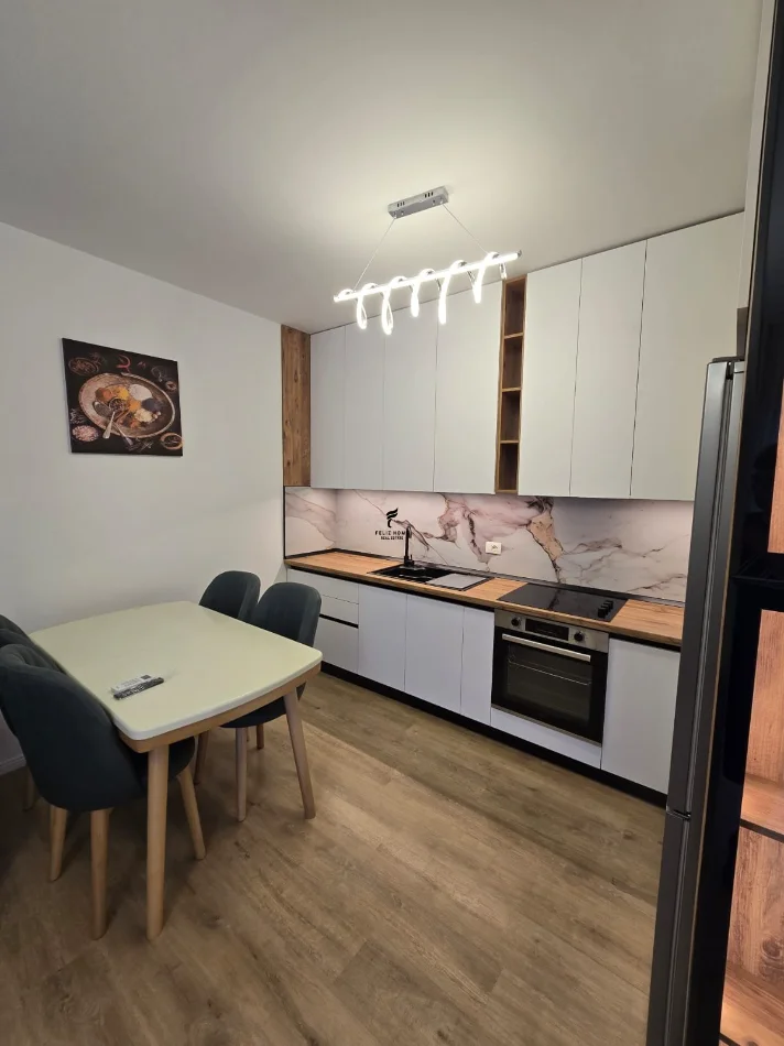 Tirane, jepet me qera apartament 1+1 Kati 3, 74 m² 450 € (FRESKU)