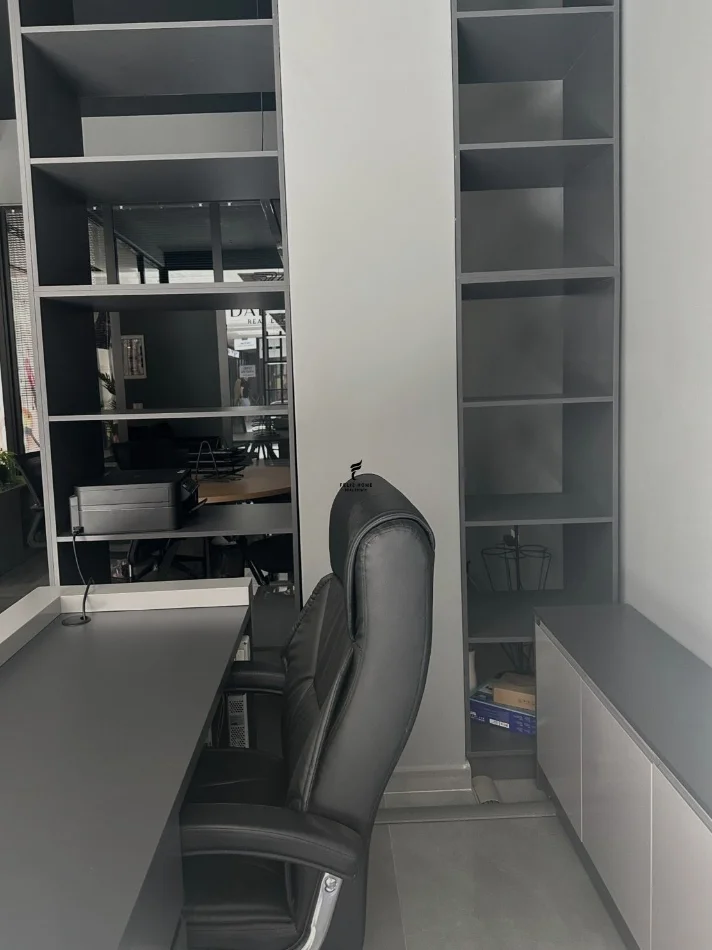 Tirane, jepet me qera zyre Kati 0, 40 m² 1.400 € (RRUGA E KAVAJES)