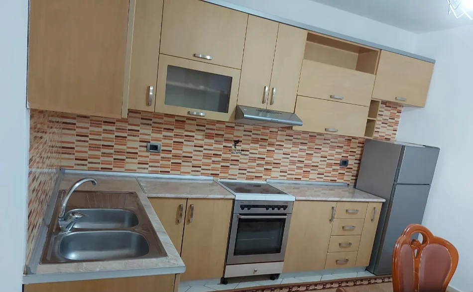 Tirane, jepet me qera apartament 1+1 Kati 1, 100 m² 500 € (STACIONI TRENIT)
