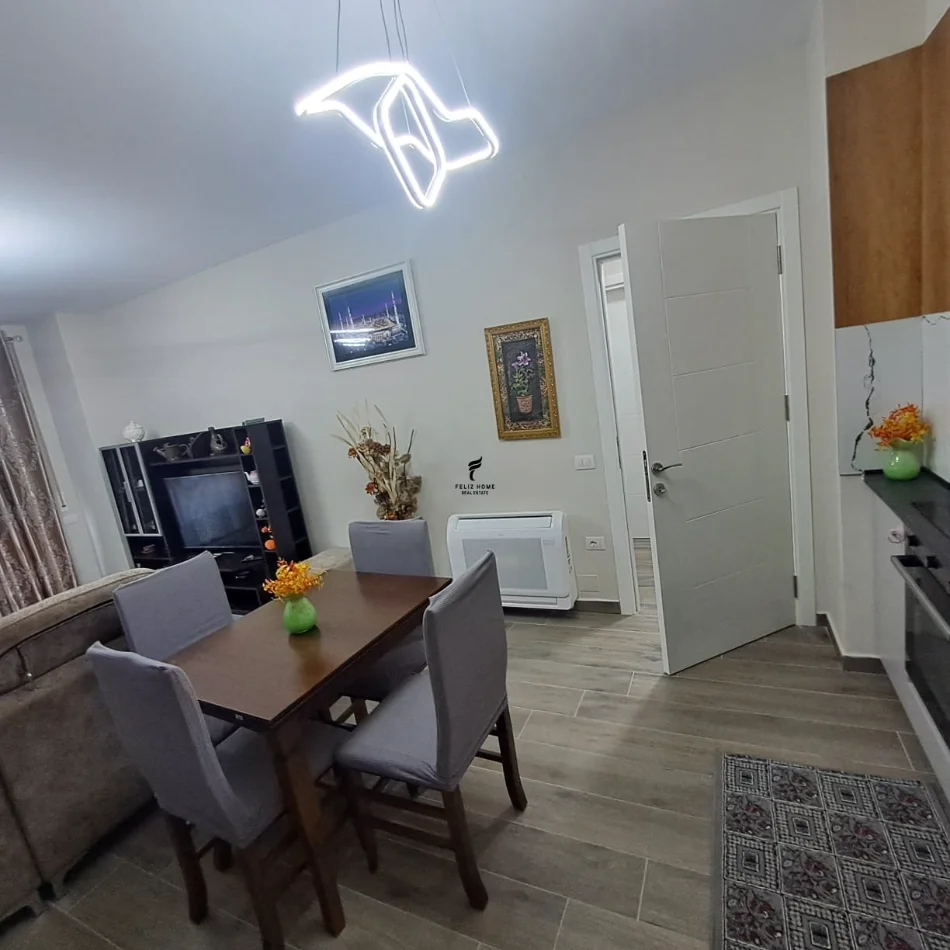Tirane, jepet me qera apartament 1+1 Kati 2, 70 m² 550 € (VARRI I BAMIT)