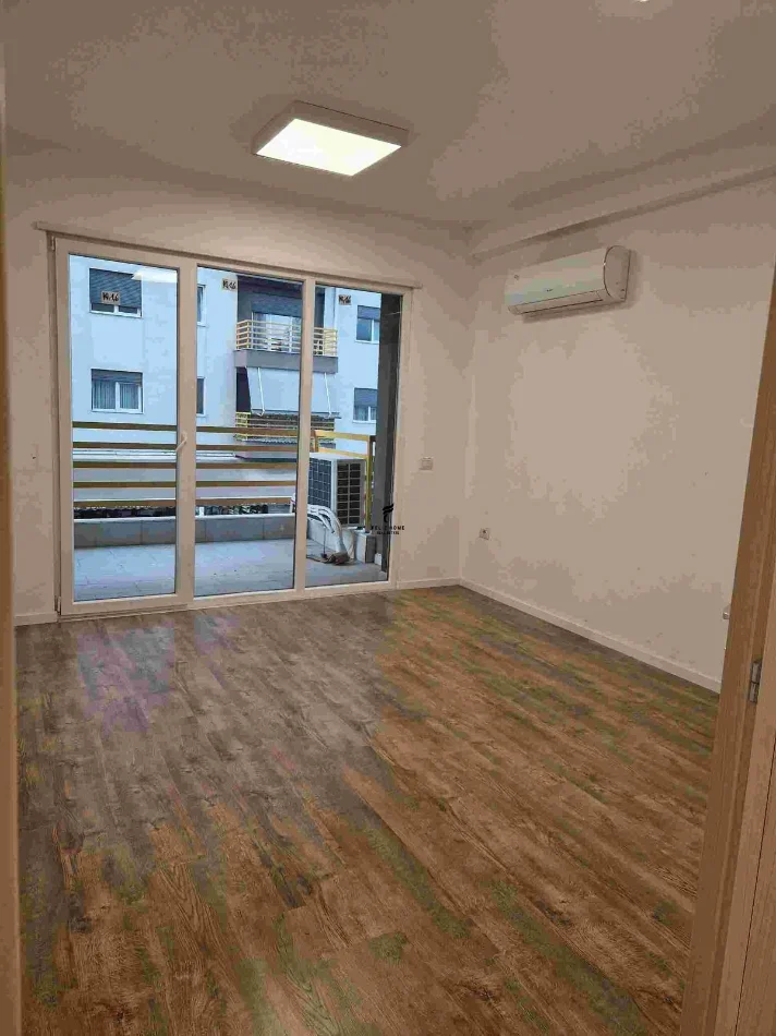 Tirane, jepet me qera zyre Kati 1, 75 m² 650 € (LAPRAKE)
