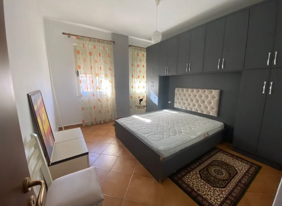 Tirane, jepet me qera apartament 1+1 Kati 2, 65 m² 600 € (KOMUNA E PARISIT)