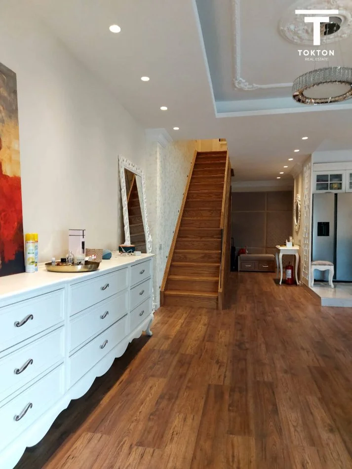 Tirane, shitet apartament duplex 2+1+Ballkon Kati 6, 187 m² 561.000 € (Rruga Kavajes)