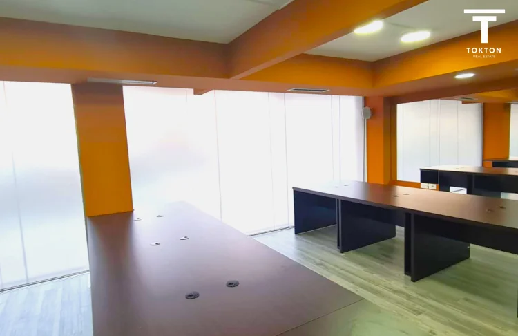 Tirane, jepet me qera ambjent biznesi Kati 1, 194 m² 3.500 € (Te Petronini)
