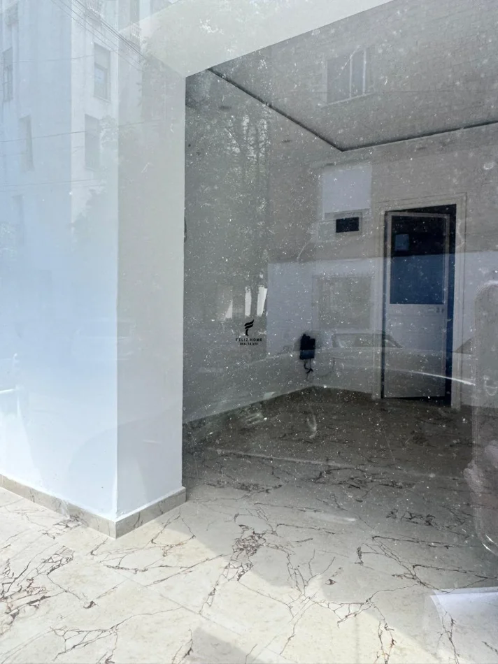 Tirane, jepet me qera dyqan Kati 0, 50 m² 900 € (21 DHJETORI)