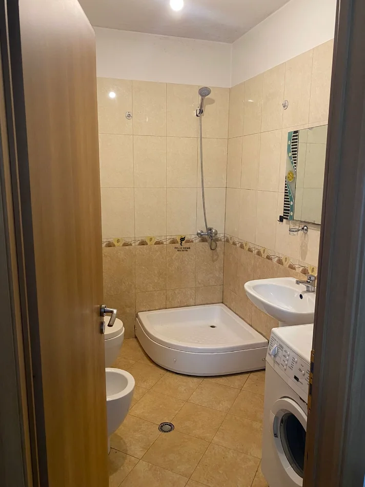 Tirane, jepet me qera apartament 1+1 Kati 6, 65 m² 500 € (XHAMLLIKU)