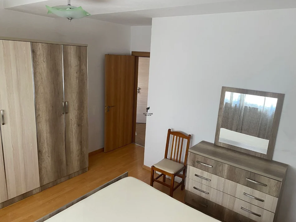 Tirane, jepet me qera apartament 1+1 Kati 6, 65 m² 500 € (XHAMLLIKU)