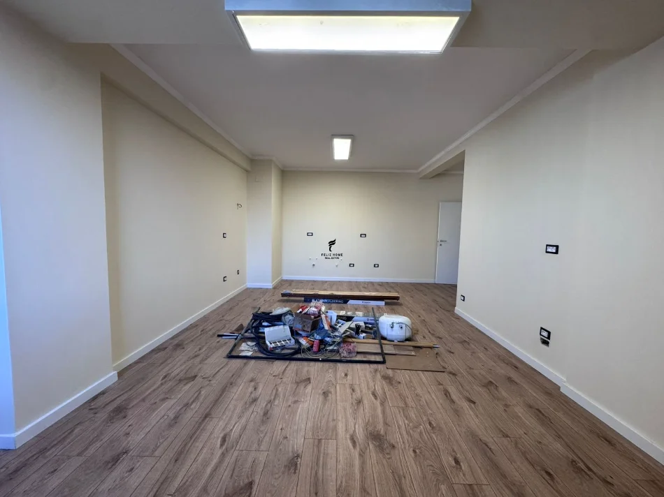 Tirane, jepet me qera zyre Kati 2, 106 m² 1.000 € (MYSLYM SHYRI)
