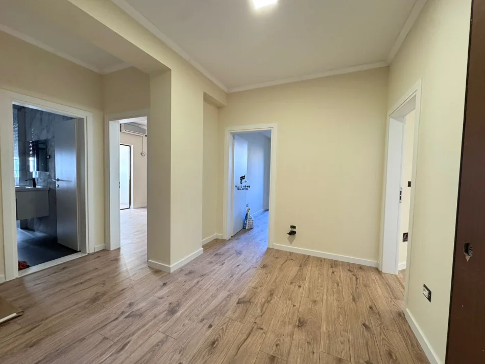 Tirane, jepet me qera zyre Kati 2, 106 m² 1.000 € (MYSLYM SHYRI)