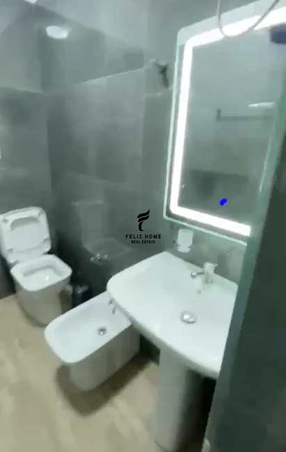 Tirane, jepet me qera apartament 1+1 Kati 1, 70 m² 500 € (ISH PARKU)