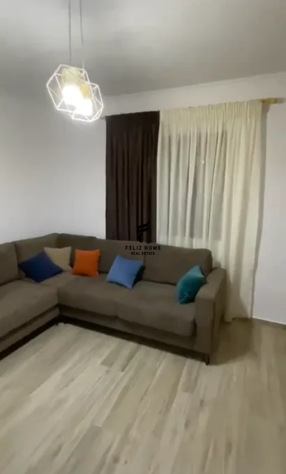 Tirane, jepet me qera apartament 1+1 Kati 1, 70 m² 500 € (ISH PARKU)