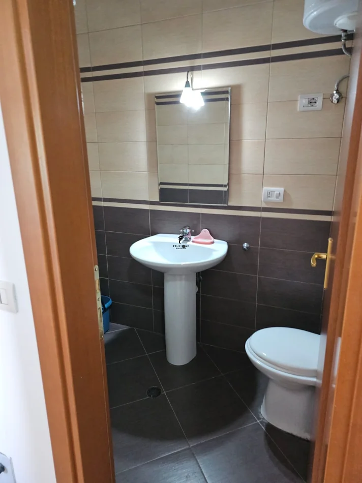 Tirane, jepet me qera zyre Kati 2, 112 m² 1.000 € (RRUGA E ELBASANIT)