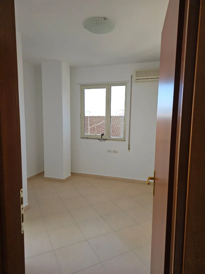 Tirane, jepet me qera zyre Kati 2, 112 m² 1.000 € (RRUGA E ELBASANIT)
