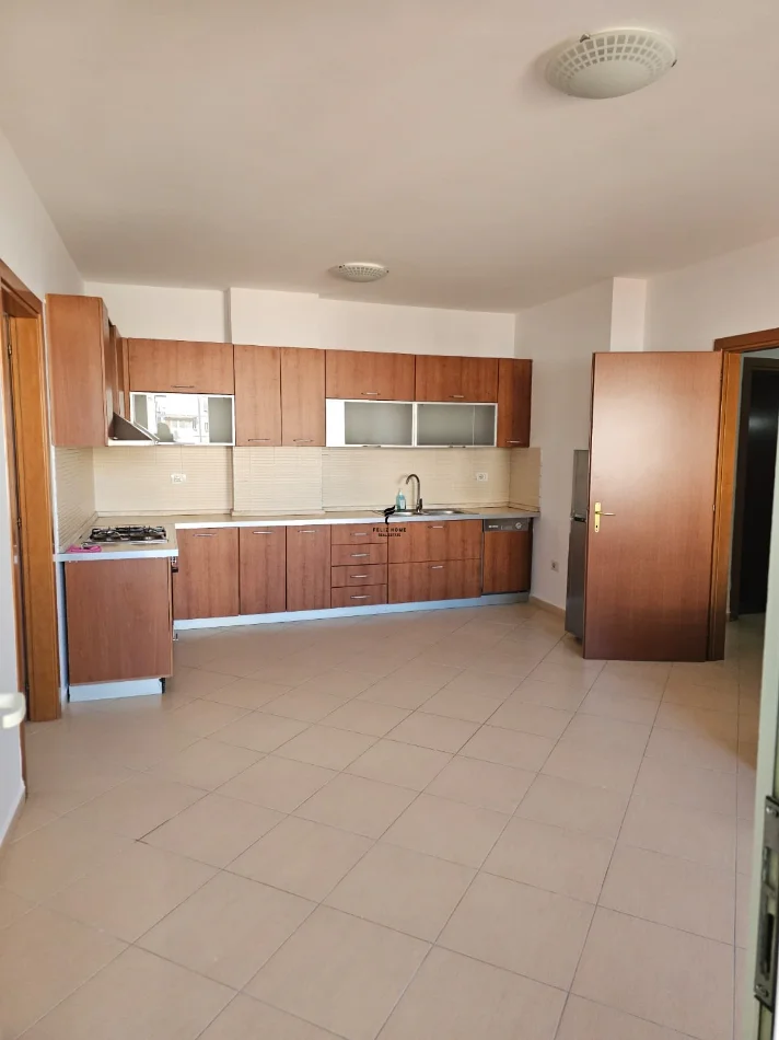 Tirane, jepet me qera zyre Kati 2, 112 m² 1.000 € (RRUGA E ELBASANIT)