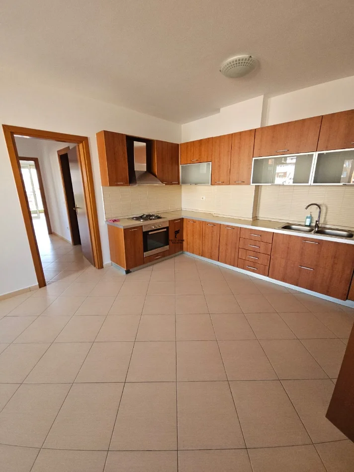 Tirane, jepet me qera zyre Kati 2, 112 m² 1.000 € (RRUGA E ELBASANIT)