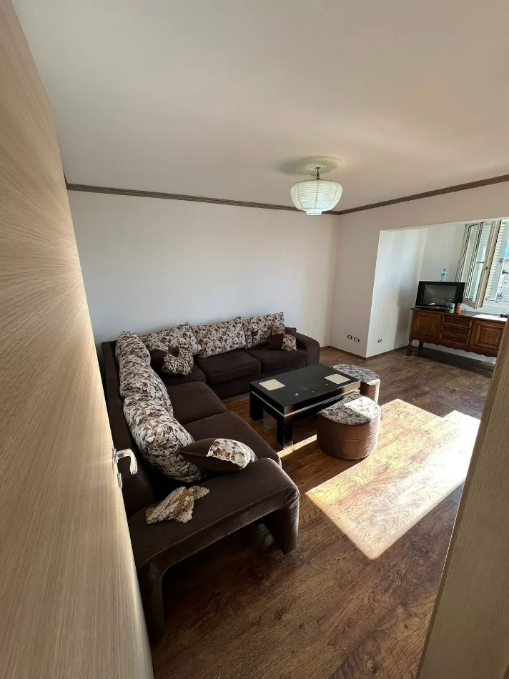 Tirane, shitet apartament 2+1 Kati 5, 75 m² 95.000 € (KOMBINAT)