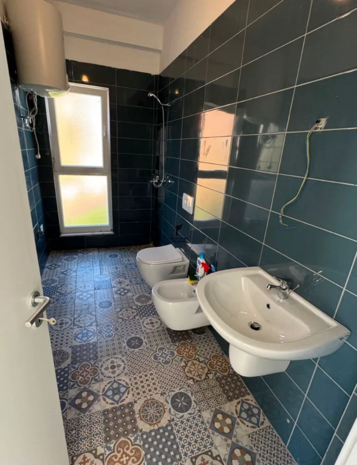 Tirane, jepet me qera zyre Kati 1, 65 m² 500 € (LAPRAKE)