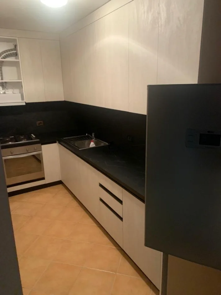 Tirane, jepet me qera apartament 1+1 Kati 5, 65 m² 400 € (ALI DEMI)