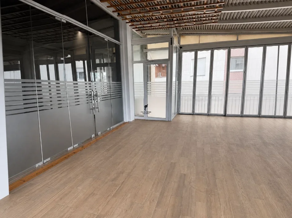 Tirane, jepet me qera zyre Kati 1, 230 m² 1.200 € (KODRA E DIELLIT 1)