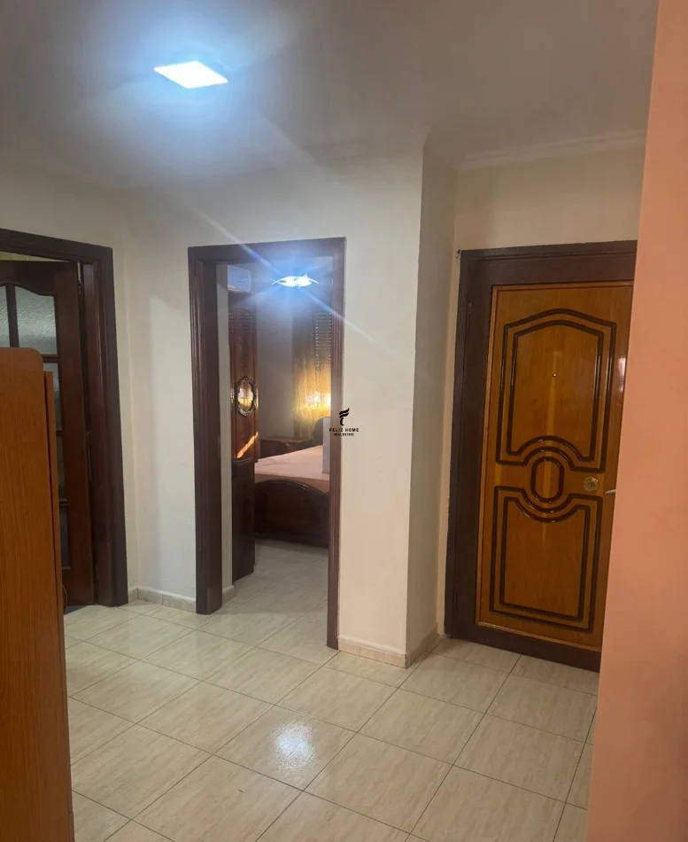 Tirane, jepet me qera apartament 1+1 Kati 4, 80 m² 400 € (RRUGA E DIBRES)
