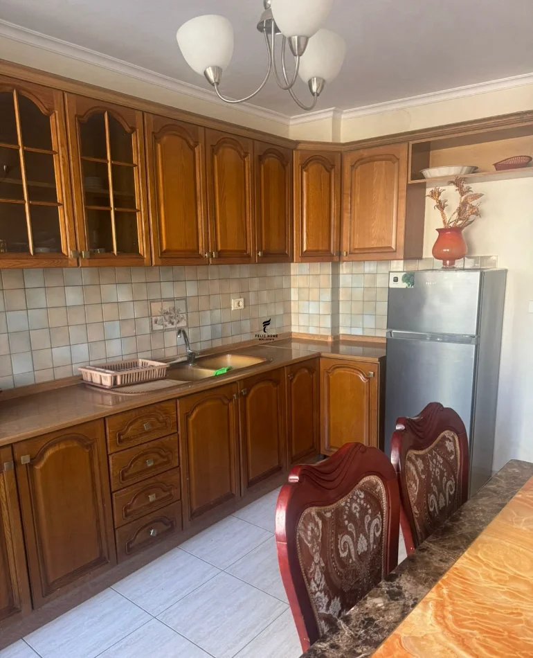 Tirane, jepet me qera apartament 1+1 Kati 4, 80 m² 400 € (RRUGA E DIBRES)