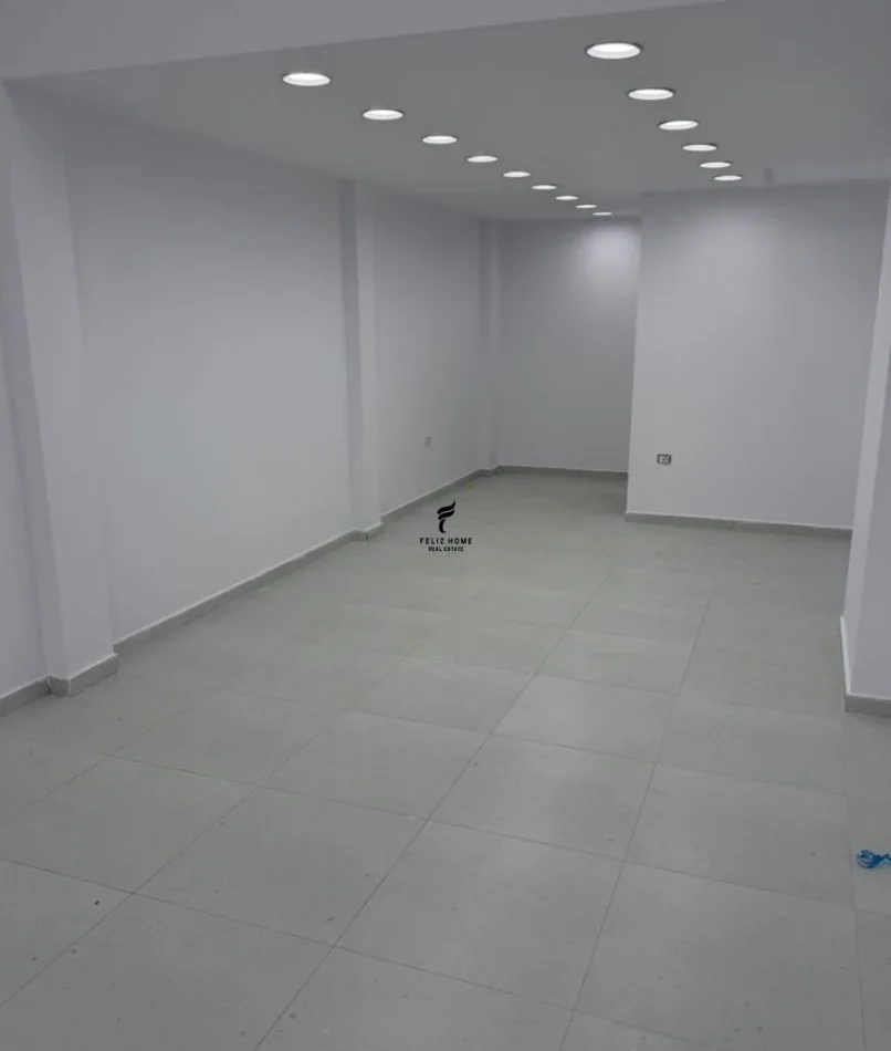 Tirane, jepet me qera dyqan Kati 0, 55 m² 900 € (5 MAJI)