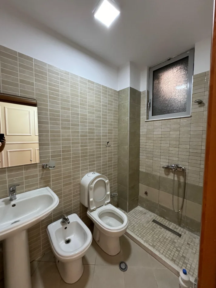 Tirane, jepet me qera apartament 3+1 Kati 5, 110 m² 550 € (FRESKU)