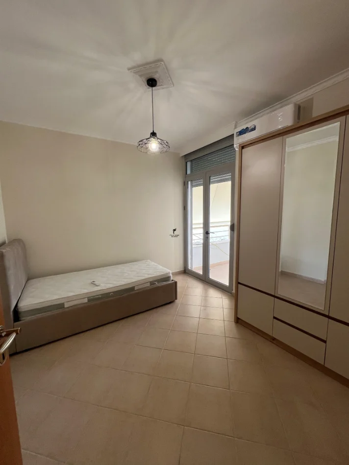 Tirane, jepet me qera apartament 3+1 Kati 5, 110 m² 550 € (FRESKU)