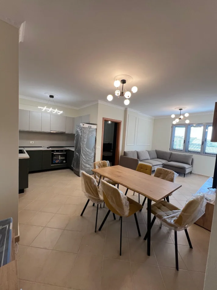 Tirane, jepet me qera apartament 3+1 Kati 5, 110 m² 550 € (FRESKU)
