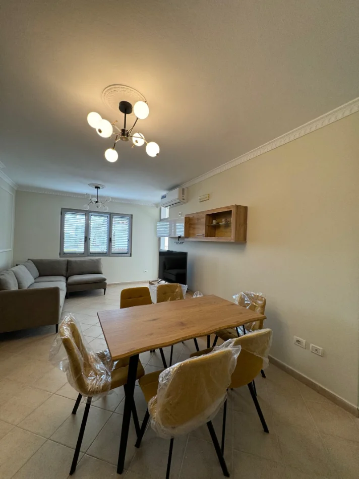 Tirane, jepet me qera apartament 3+1 Kati 5, 110 m² 550 € (FRESKU)