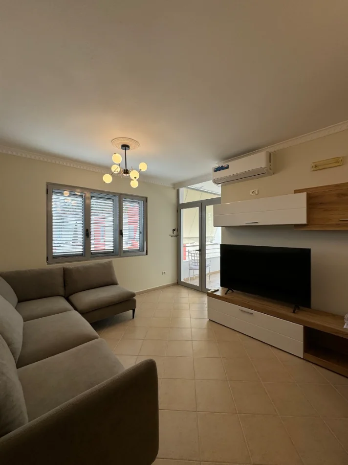 Tirane, jepet me qera apartament 3+1 Kati 5, 110 m² 550 € (FRESKU)