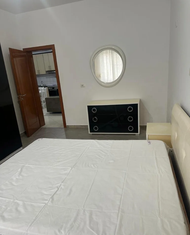 Tirane, jepet me qera apartament 2+1 Kati 3, 70 m² 350 € (RRUGA MYSLYM KETA)